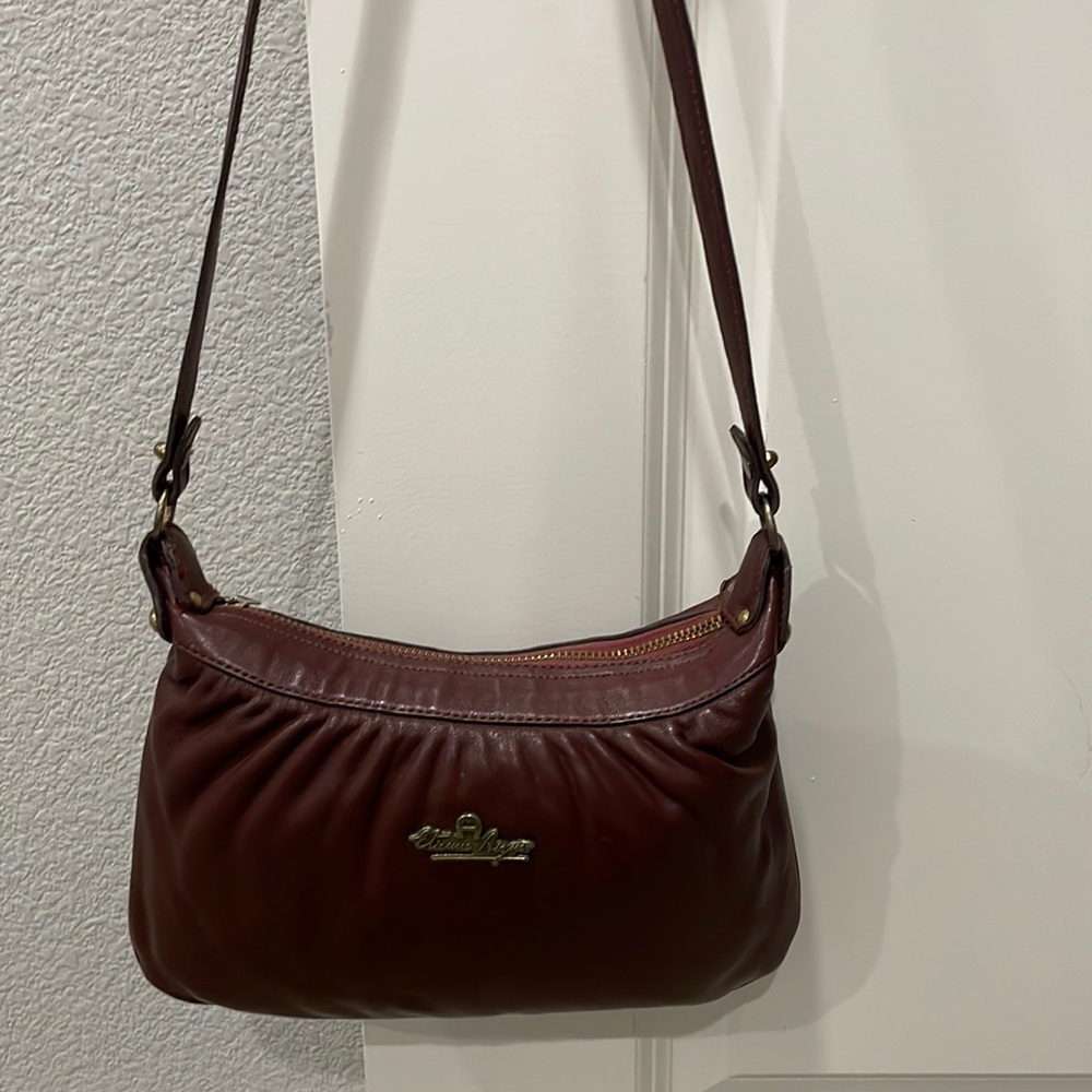 Vintage late 70s shoulder bag by Etienne Aigner. See old style logo. EUC